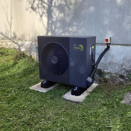 Pompe à chaleur air-eau de la marque Thaleos noire et perofrmante.