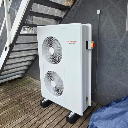 Pompe à chaleur air-eau ether duo blanche Thomson dans un jardin