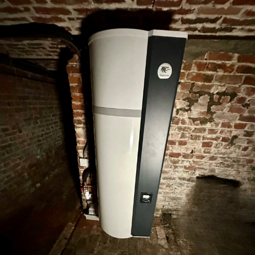 Chauffe-eau thermodynamique blanc et noir Thermor dans un grenier