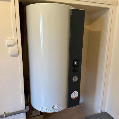 Chauffe-eau thermodynamique de couleur blanc et noir Thermor