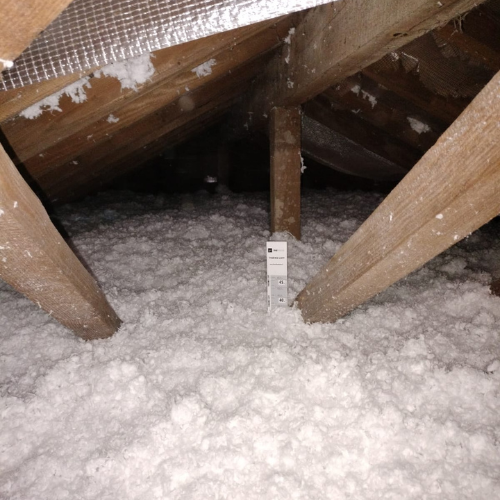Pose de rouleaux isolants composés de laines de verres