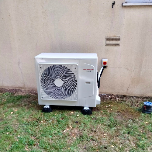 Pac air-eau mono blanche Ariston dans un jardin