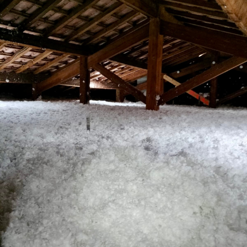 Isolation des combles perdus composés de laines minérales blanches