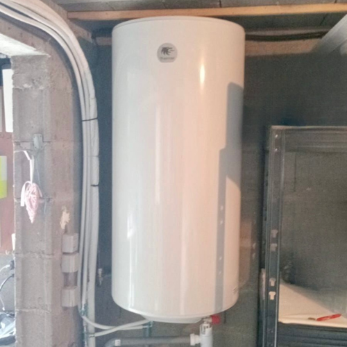 Chauffe-eau électrique dont le logo Thermor est haut
