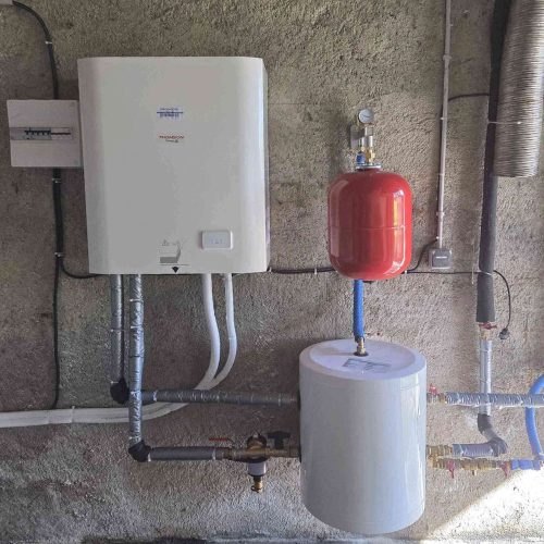 Pac intérieur blanche avec sa vase d'expansion en rouge et son boitier électrique de commande