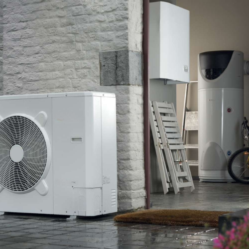 Pompe à chaleur air-eau et chauffe-eau électrique haute performance installés pour produire de l’eau chaude sanitaire et réduire la consommation énergétique du logement